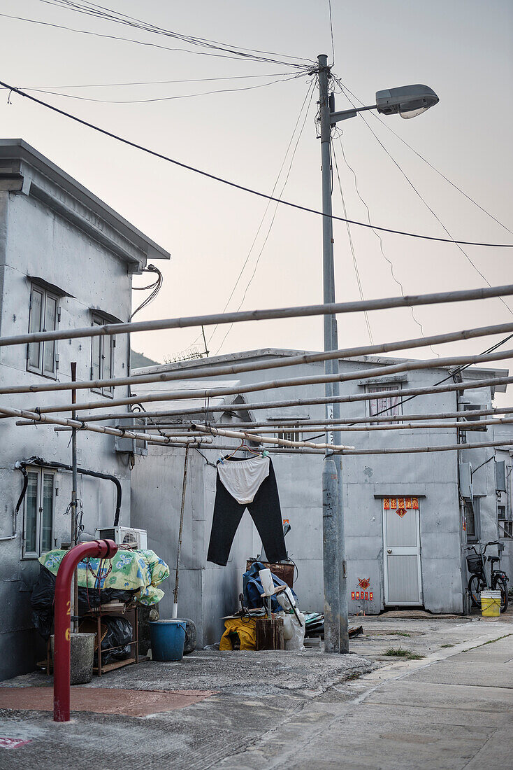 Hose und Unterhose in Übergröße hängt zum trocknen in den Gassen des Fischerdorf Tai O, Insel Lantau, Hongkong, China, Asien