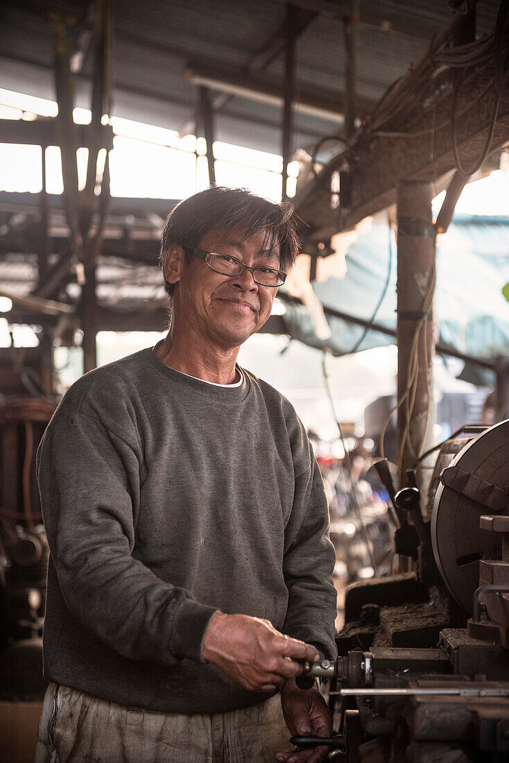 Porträt eines chinesischen Mechanikers im Fischerdorf Tai O, Insel Lantau, Hongkong, China, Asien