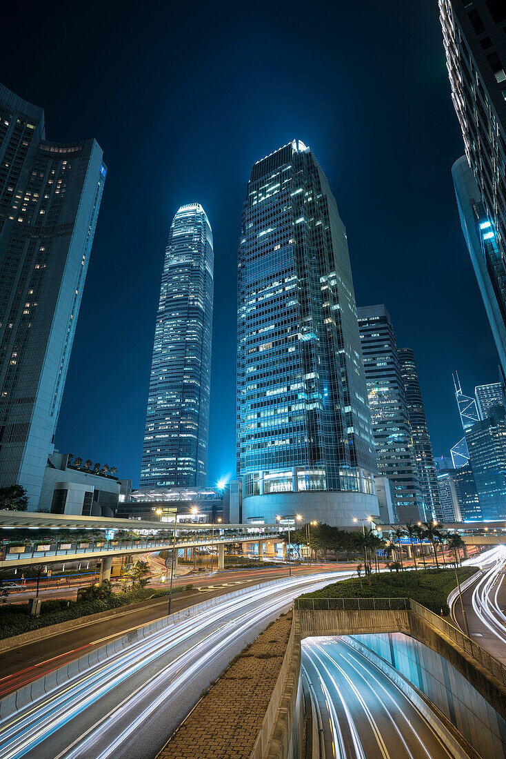 Blick auf IFC one und two (International Finance Centre) mit Leuchtspuren der Fahrzeuge bei Nacht, Central Stadtteil, Hongkong Island, China, Asien
