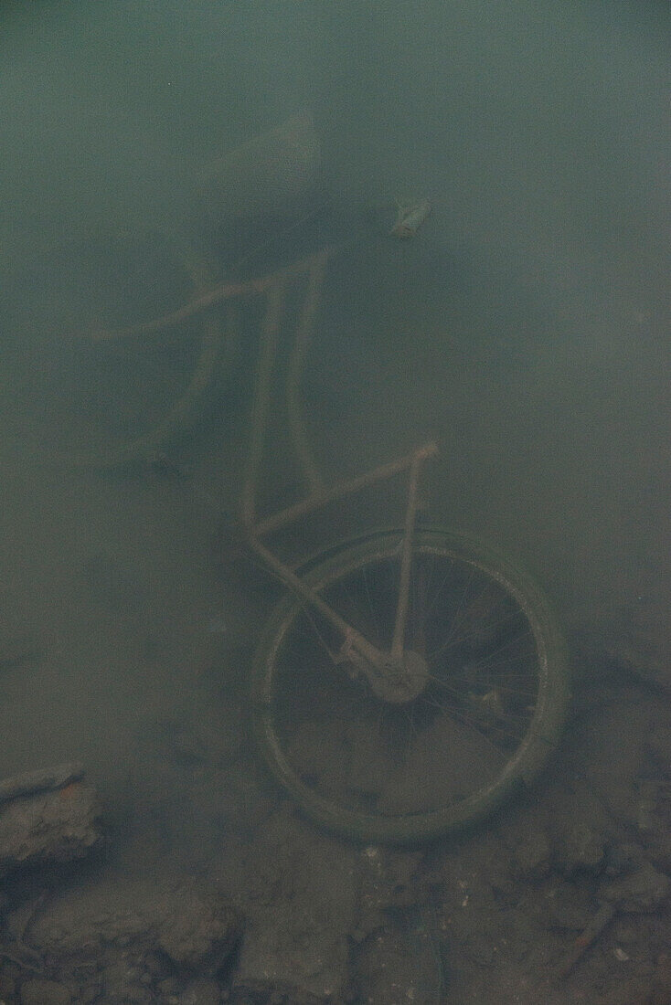 Fahrrad verrottet am Meeresgrund im Fischerdorf Tai O, Insel Lantau, Hongkong, China, Asien