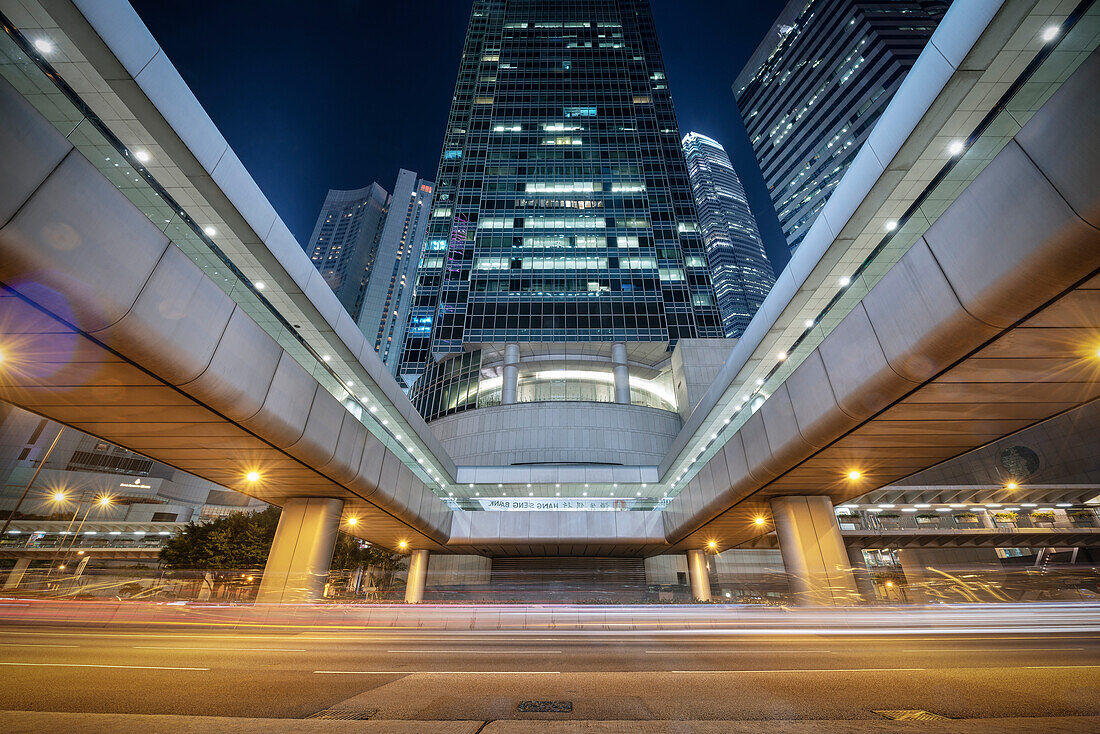 Blick auf IFC one (International Finance Centre) mit Leuchtspuren der Fahrzeuge bei Nacht, Central Stadtteil, Hongkong Island, China, Asien