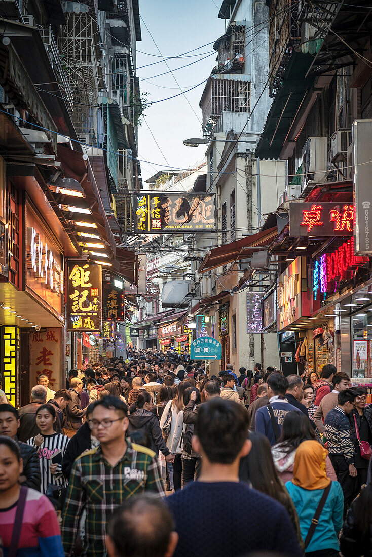 riesige Menschenmasse in der Altstadt von Macau, China, Asien