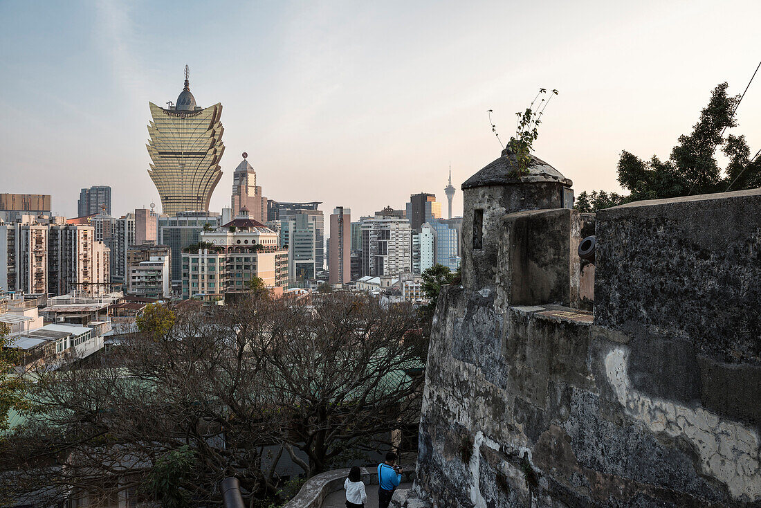 Blick zum Grand Lisboa Casino von portugiesischer Felsenfestung Monte Fort, Macau, China, Asien