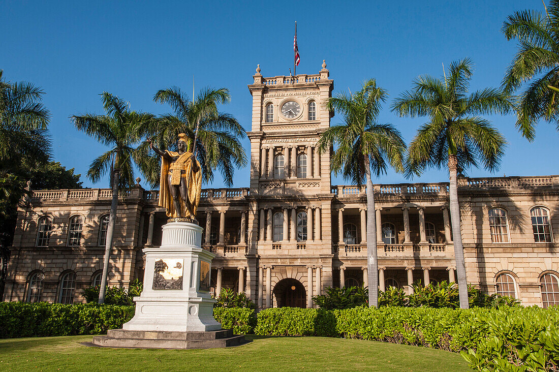King Kamehameha statue in front of Aliiolani Hale Hawaii State Supreme Court, Honolulu, Oahu, Hawaii, United States of America, Pacific