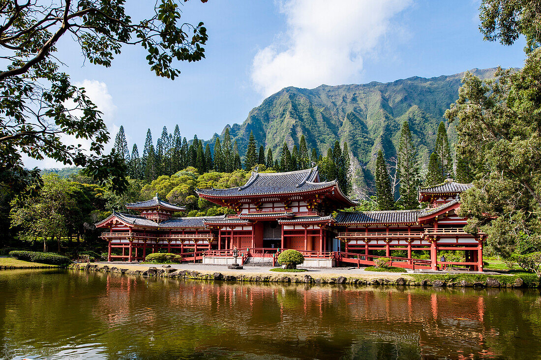 Byodo-In Temple, Valley of The Temples, Kaneohe, Oahu, Hawaii, United States of America, Pacific