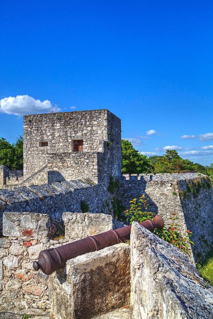 Old cannon, Ramparts of San Felipe Fort, built in 1733, Laguna Bacalar, Quintana Roo, Mexico, North America