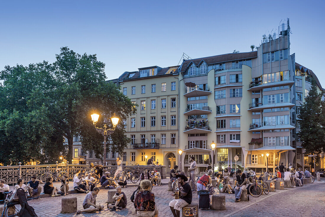 Admiralsbruecke am Abend, Treffpunkt fuer junge Leute, Kreuzberg, Berlin, Deutschland