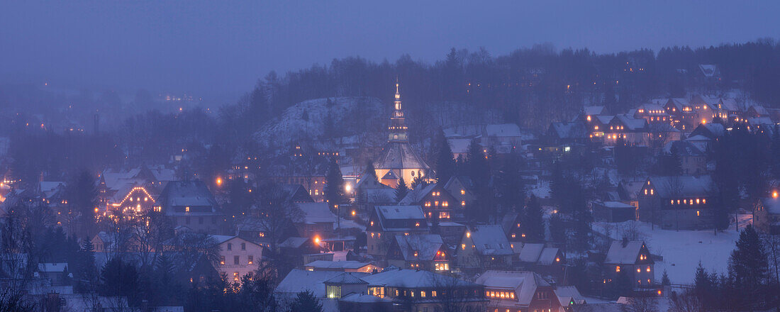 Nächtlicher Blick auf die Bergstadt Seiffen im Winter mit Weihnachtsbeleuchtung und der Seiffener Bergkirche, Erzgebirge, Sachsen, Deutschland