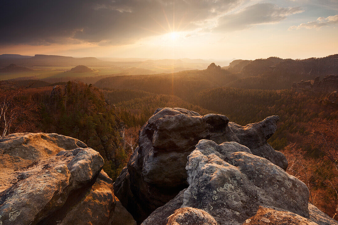 Sonnenuntergang über dem Elbsandsteingebirge im Vorfrühling mit Blick vom großen Winterberg über das Elbtal, Nationalpark Sächsische Schweiz, Sachsen, Deutschland