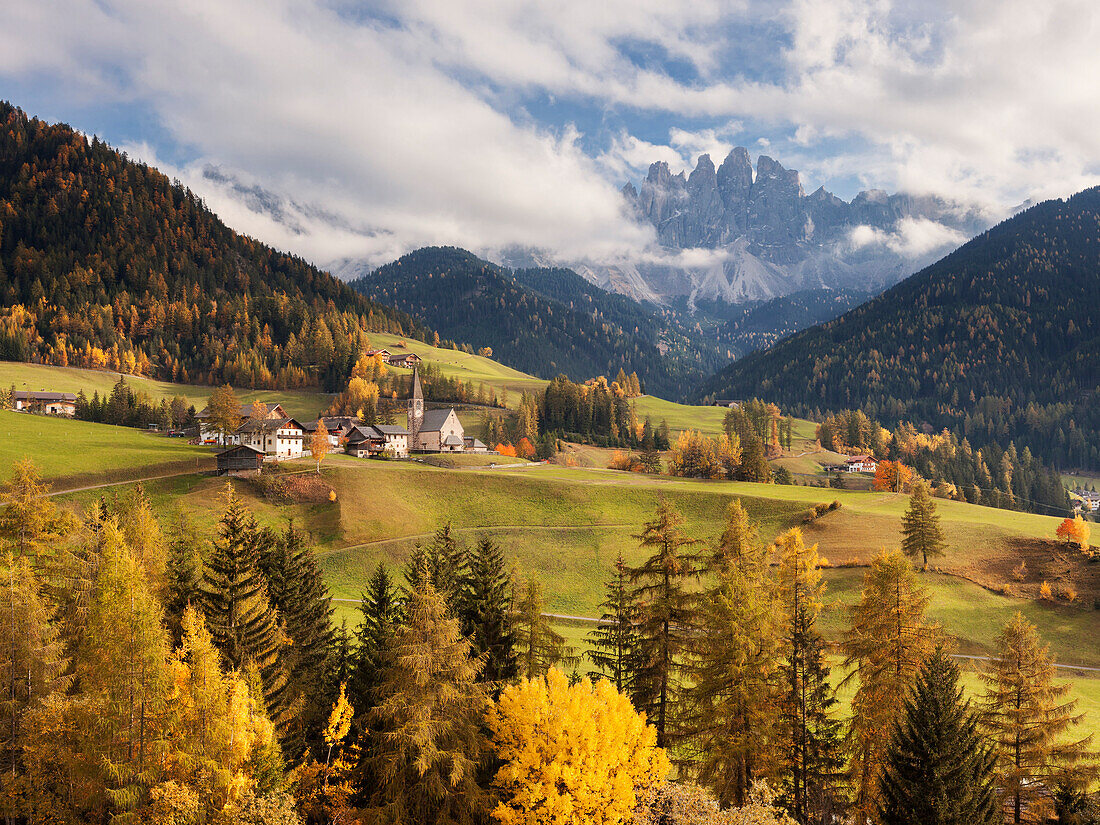 Blick über das Villnöss Tal im Herbst mit der Kirche St. Magdalena und den Geislerspitzen, Alpen, Funes, Alto Adige, Dolomiten, Südtirol, Italien, Europa