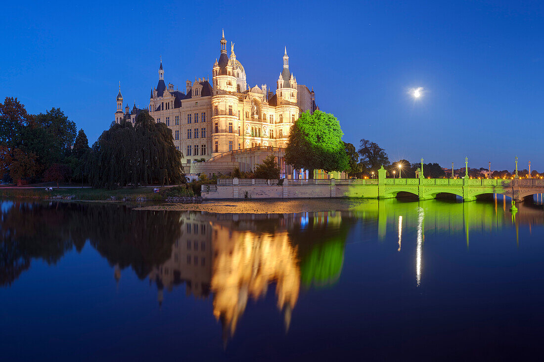 Blick über den Schweriner See auf das Schweriner Schloss in der Abenddämmerung mit Beleuchtung der Schlossfestspiele, Schwerin, Mecklenburg-Vorpommern, Deutschland