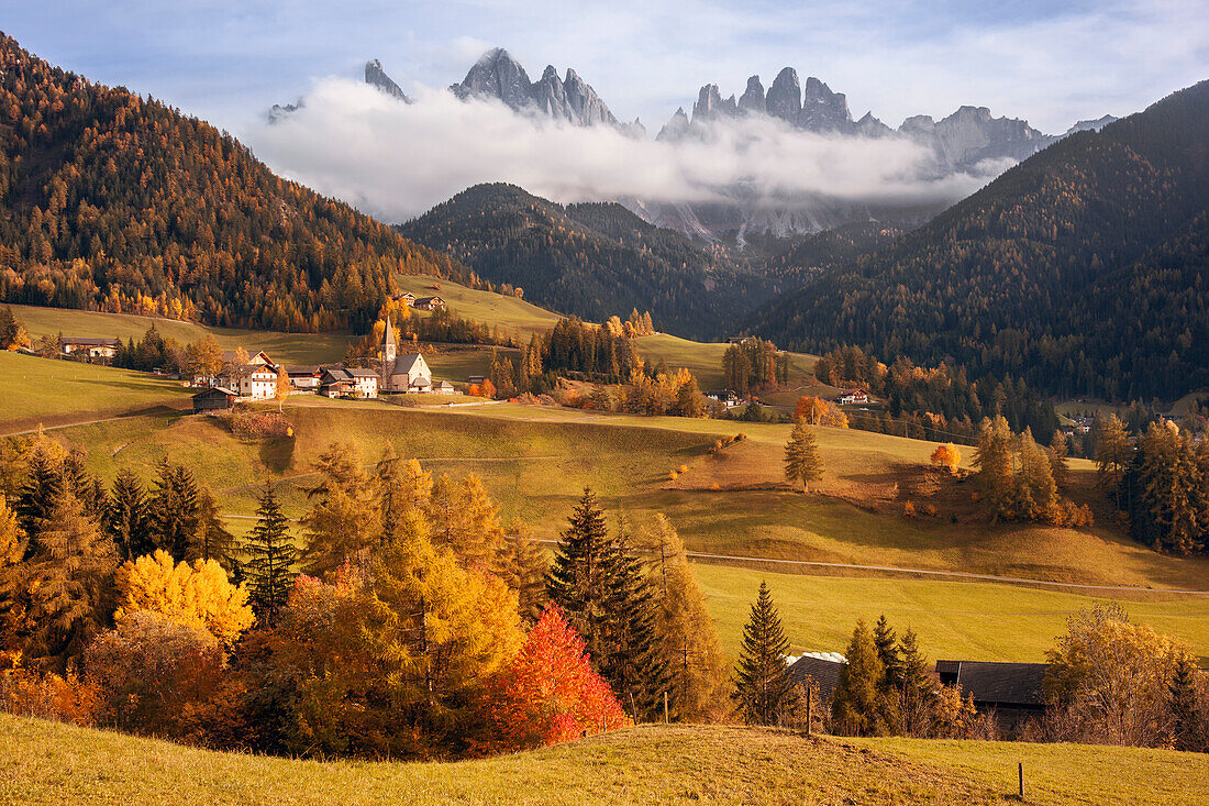 Blick über das Villnöss Tal im Herbst mit der Kirche St. Magdalena und den Geislerspitzen, Alpen, Funes, Alto Adige, Dolomiten, Südtirol, Italien, Europa