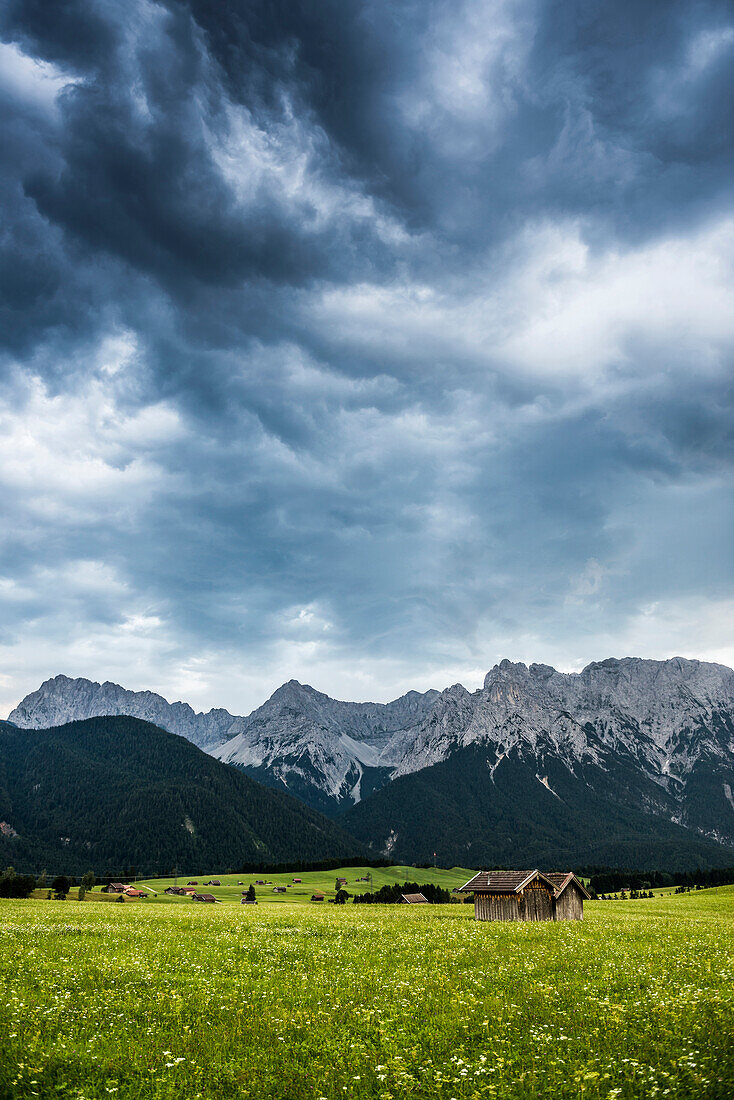 Buckelwiesen und Gewitterstimmung, bei Mittenwald, Oberbayern, Bayern, Deutschland