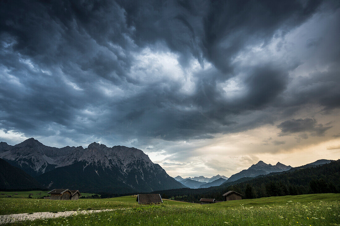 Buckelwiesen und Gewitterstimmung, bei Mittenwald, Oberbayern, Bayern, Deutschland