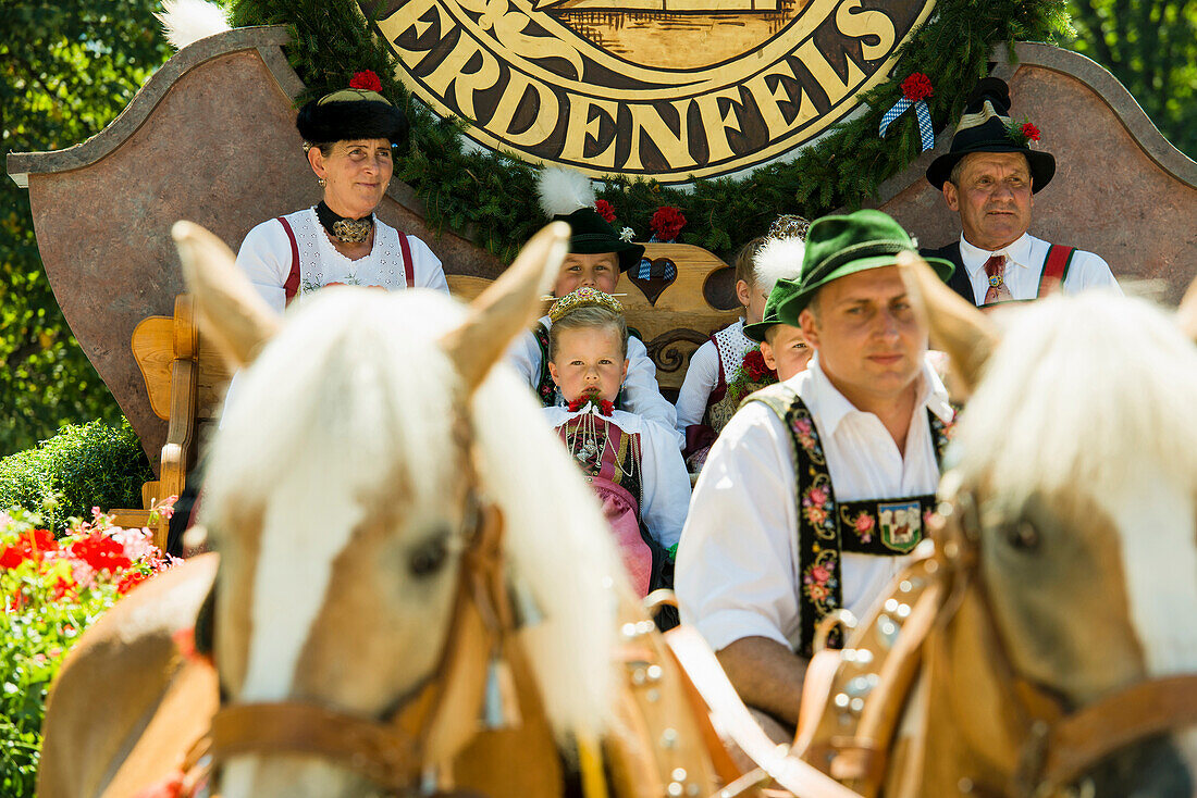 Pferdekutsche beim traditioneller Festumzug, Garmisch-Partenkirchen, Oberbayern, Bayern, Deutschland