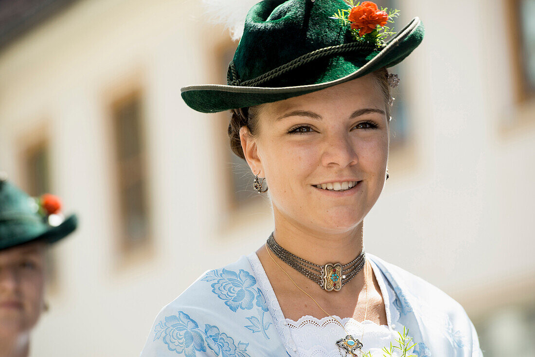 Frau in Tracht, traditioneller Festumzug, Garmisch-Partenkirchen, Oberbayern, Bayern, Deutschland