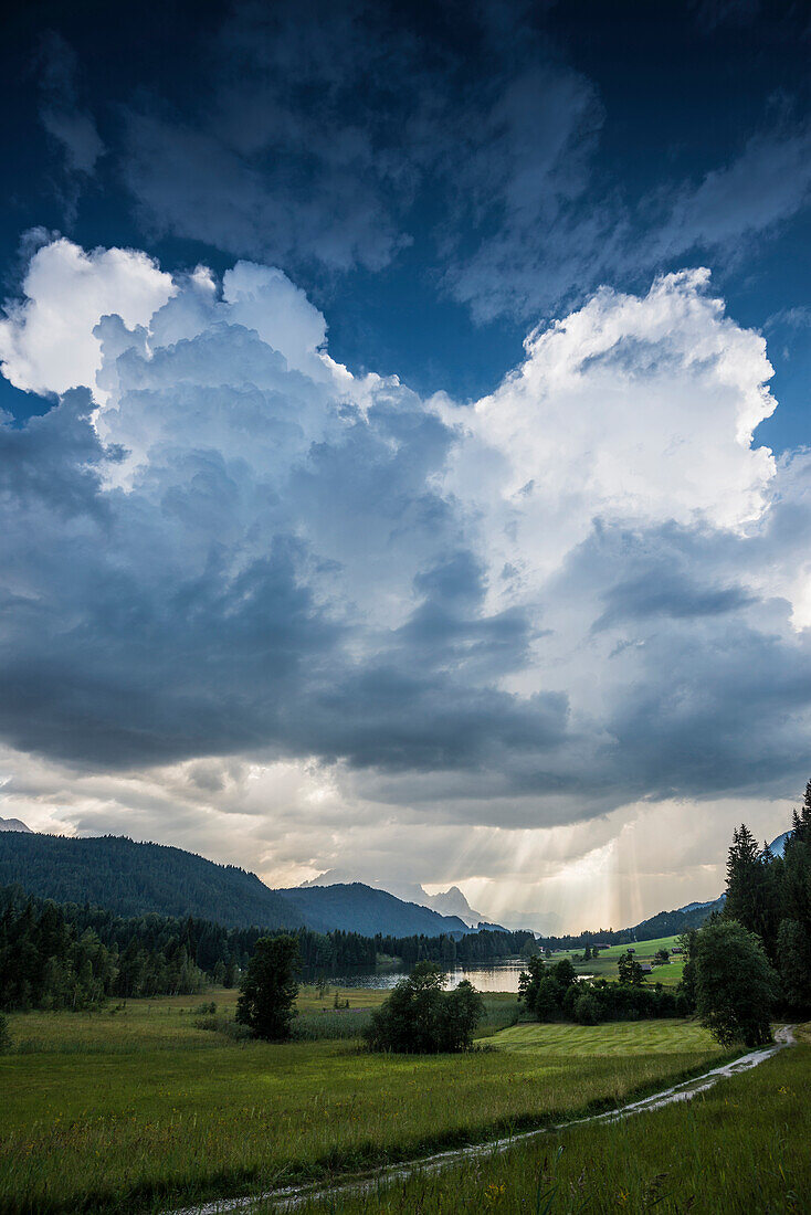 Gewitterwolken, Geroldsee, Wagenbrüchsee, Krün, bei Garmisch-Partenkirchen, Oberbayern, Bayern, Deutschland