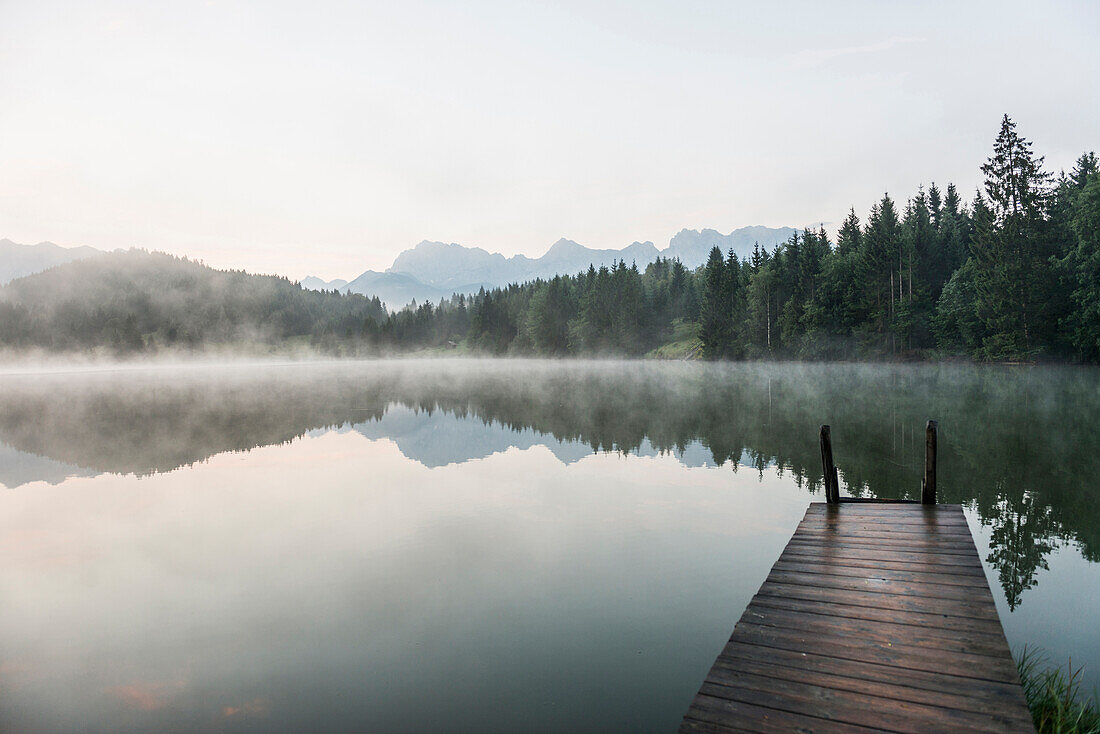 Geroldsee mit Spiegelung der Berge, Wagenbrüchsee, Krün, bei Garmisch-Partenkirchen, Oberbayern, Bayern, Deutschland