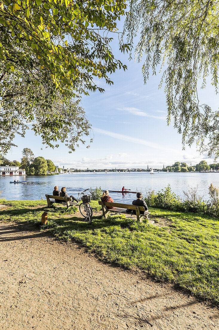 Menschen genießen den Ausblick und die Abendsonne an der Außenalster, Hamburg, Norddeutschland, Deutschland