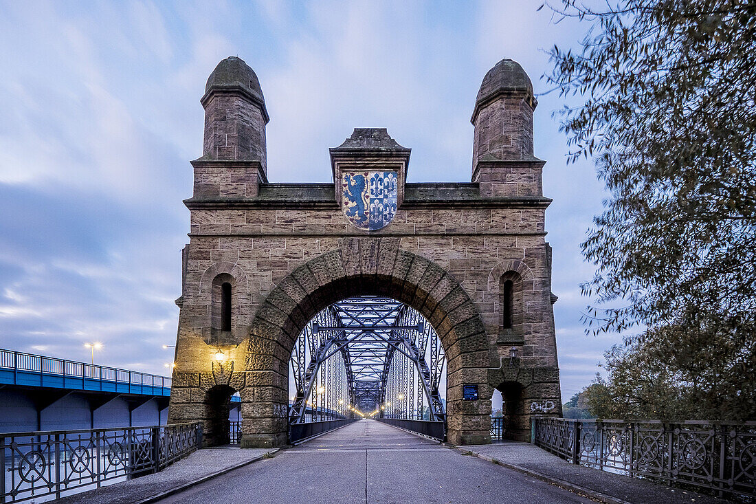Südportal der Alten Süderelbbrücke in Harburg, Hamburg, Norddeutschland Deutschland