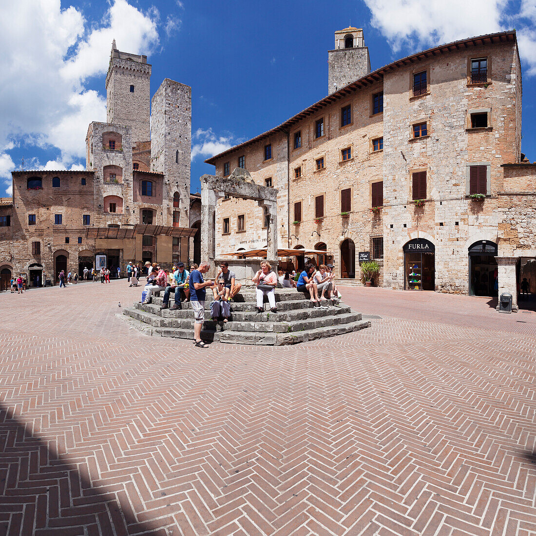 Piazza della Cisterna, San Gimignano, UNESCO World Heritage Site, Siena Province, Tuscany, Italy, Europe