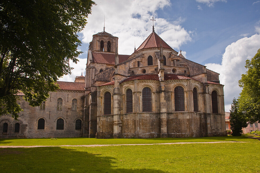 La Basilique of Sainte Madeleine de Vezelay, an 11th century Benedictine Monastery, UNESCO World Heritage Site, Yonne, Burgundy, France, Europe