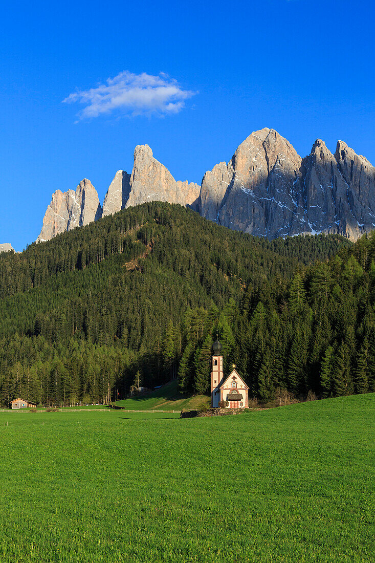 The Church of Ranui and the Odle group in the background, St. Magdalena, Funes Valley, Dolomites, South Tyrol, Italy, Europe