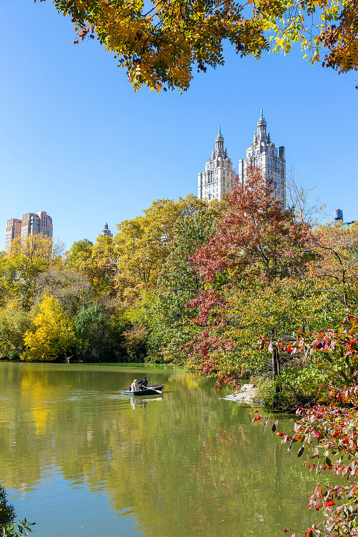 Paerchen im Ruderboot auf dem See, The Lake, Herbst im Central Park, bunte Blaetter, Upper West Side, Skyline, Manhattan, New York City, USA, Amerika