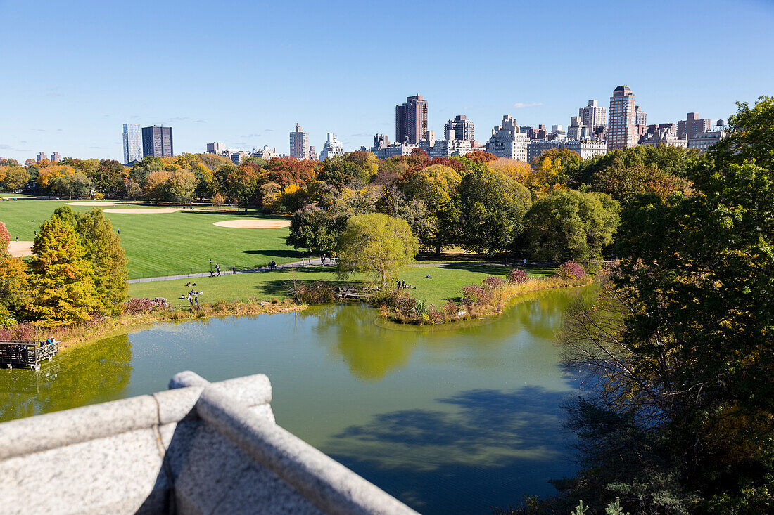 Blick vom Belvedere Castle ueber den Turtle Pond in nordoestliche Richtung, Herbst, bunte Blaetter, Central Park, Manhattan, New York City, USA, Amerika