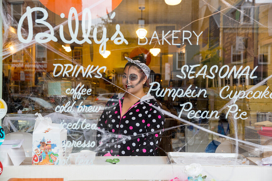 Frau im Halloween Kostuem, angesagte Baeckerei, Billy's Bakery, im Galerienviertel in der Lower East Side, Chelsea, downtown Manhattan, New York City, USA, Amerika