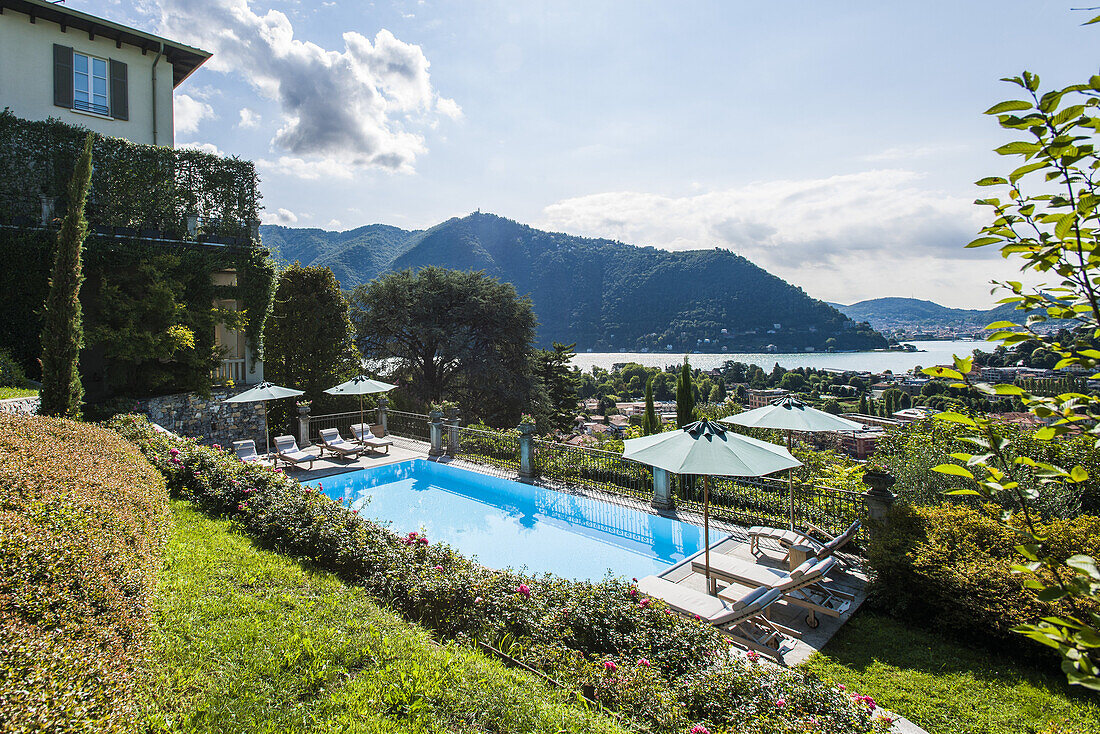 Blick auf den Comer See bei Cernobbio mit Pool und Garten im Vordergrund, Villa Santo Stefano, Como, Lombardei, Norditalien, Italien