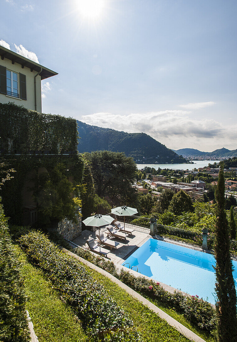 Blick auf den Comer See bei Cernobbio mit Pool und Garten im Vordergrund, Villa Santo Stefano, Como, Lombardei, Norditalien, Italien