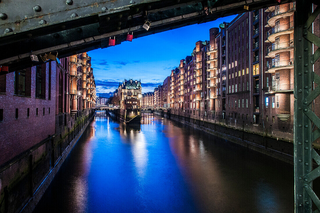 Blick in der Abenddaemmerung auf das Wasserschloss in der alten Speicherstadt, Hafencity Hamburg, Norddeutschland, Deutschland