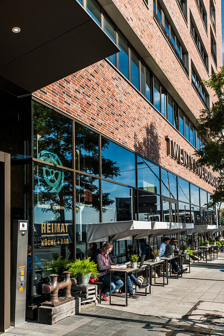 Menschen beim Café vor dem 25 Hours Hotel in der Hafencity Hamburg, Norddeutschland, Deutschland