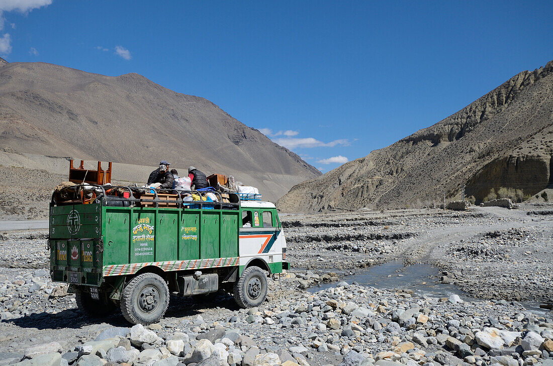 Indischer Tata LKW bei Flussdurchquerung im Kali Gandaki Tal, dem am tiefsten eingeschnittenen Tal der Welt, Mustang, Nepal, Himalaya, Asien