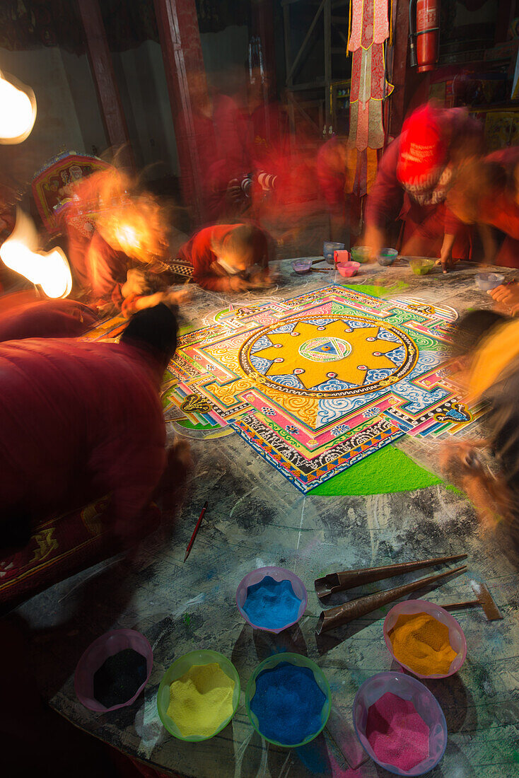 Buddhistische Moenche fertigen in der Thubchen Gompa Sandmandala mit gefaerbtem Weizenmehl an. Die Zeremonie dauert mehrere Tage. Zur sehr seltenen Zeremonie bekommen nur wenige Touristen Zutritt, noch weniger duerfen fotografieren, Lo Manthang (3840 m), 