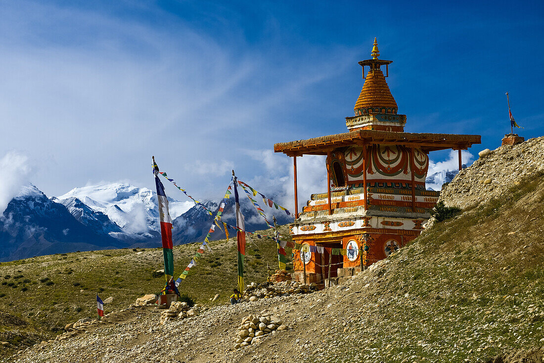 Stupa bei Tsarang, Charang, tibetische Ortschaft mit buddhistischem Kloster am Kali Gandaki Tal, dem tiefsten Tal der Welt, fruchtbare Felder gibt es in der Hochwueste nur durch ein ausgekluegeltes Bewaesserungssystem, Mustang, Nepal, Himalaya, Asien