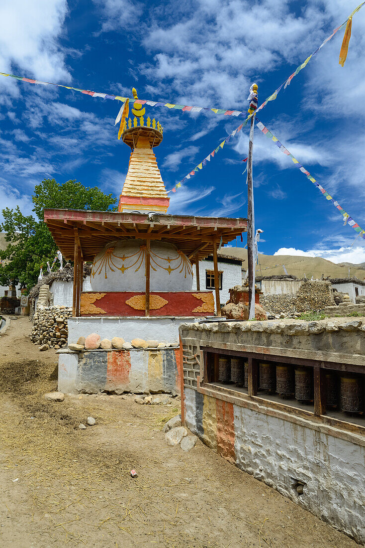 Gebetsmuehlen und Stupa in Ghami, Ghemi, tibetische Ortschaft mit buddhistischem Kloster am Kali Gandaki Tal, dem tiefsten Tal der Welt, fruchtbare Felder gibt es in der Hochwueste nur durch ein ausgekluegeltes Bewaesserungssystem, Mustang, Nepal, Himalay