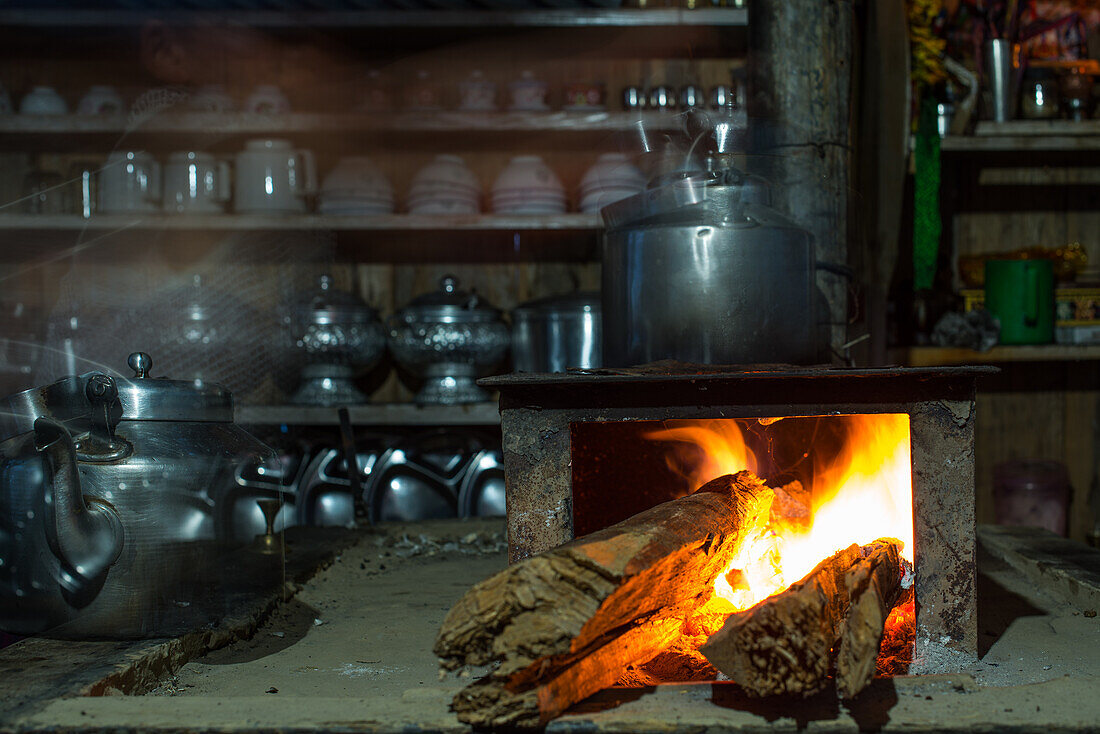 Typisch tibetische Kochstelle, Holzofen, Holzfeuer, Lehmofen am Annapurna Circuit Trek, Nepal, Himalaya, Asien