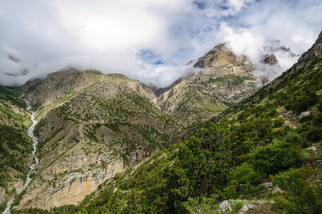 An der gegenberliegenden Talseite das buddhistische Kloster (Gompa) Yughat auf dem Nar Phu Trek zwischen Meta und Nar. Nepal, Himalaya, Asien