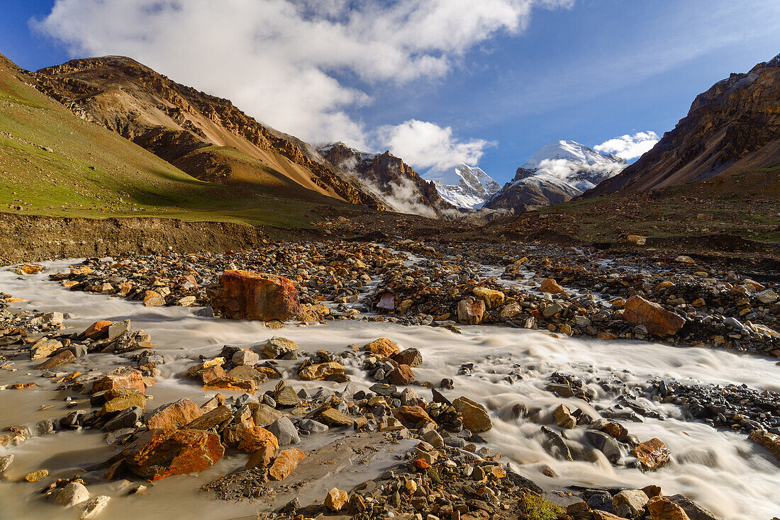 Hochlager, Base Camp auf 4900 m am Bach Labse Khola auf dem Weg von Nar ueber den Teri La ins Mustang mit Blick auf Khumjungar Himal links (6759 m) und Yuri Peak rechts (6130 m), Nepal, Himalaya, Asien