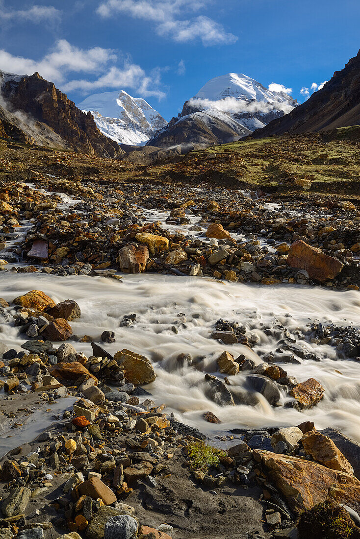 Hochlager, Base Camp auf 4900 m am Bach Labse Khola auf dem Weg von Nar ueber den Teri La ins Mustang mit Blick auf Khumjungar Himal links (6759 m) und Yuri Peak rechts (6130 m), Nepal, Himalaya, Asien