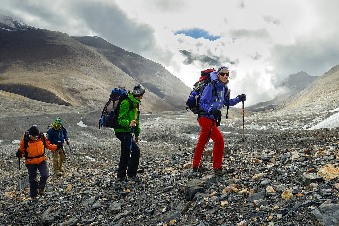 Vier Wanderer, Trekker auf dem Weg von Nar ueber den Teri La ins Mustang, Nepal, Himalaya, Asien