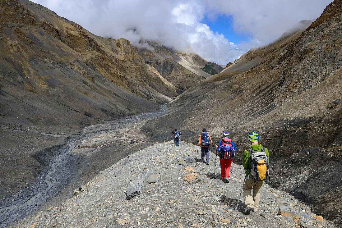 Vier Wanderer, Trekker im Yak Khola Tal auf dem Weg von Nar ueber den Teri La ins Mustang, Nepal, Himalaya, Asien