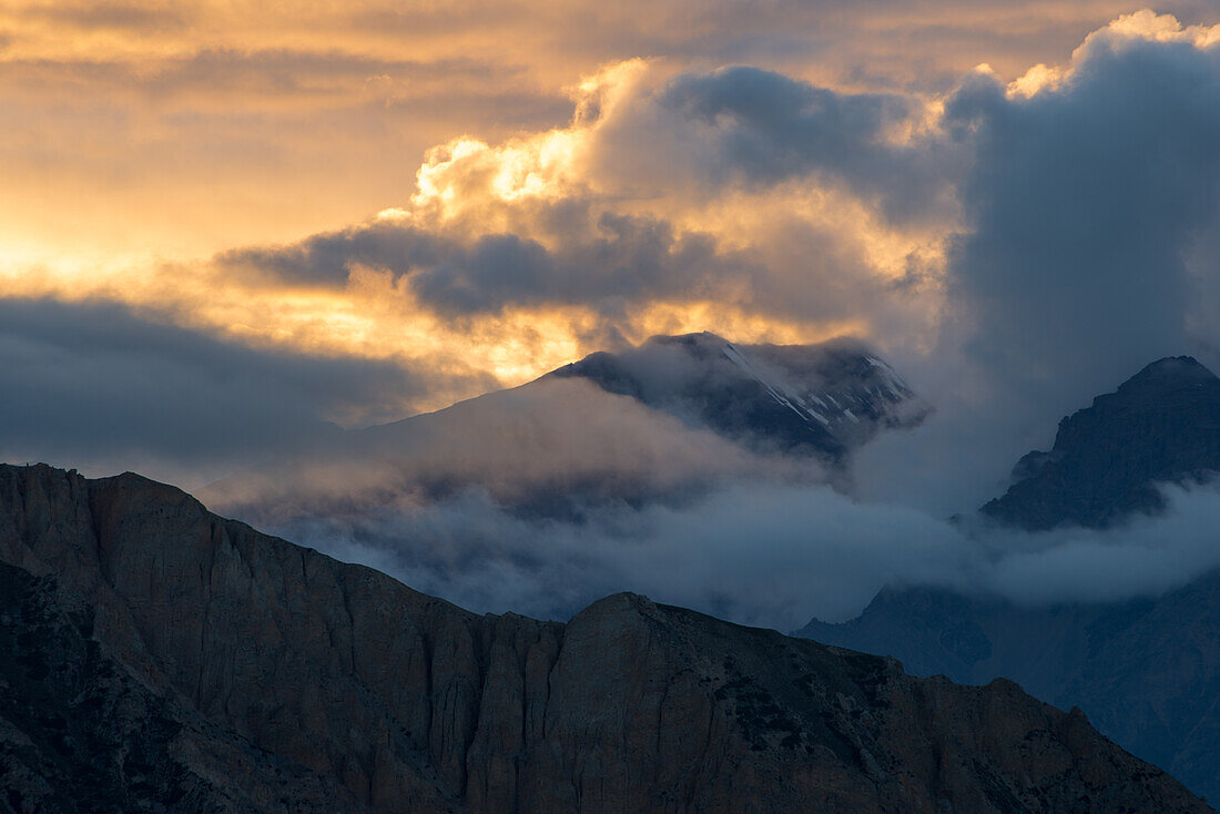 Sonnenuntergang auf dem Weg von Nar ueber den Teri La ins Mustang, Nepal, Himalaya, Asien