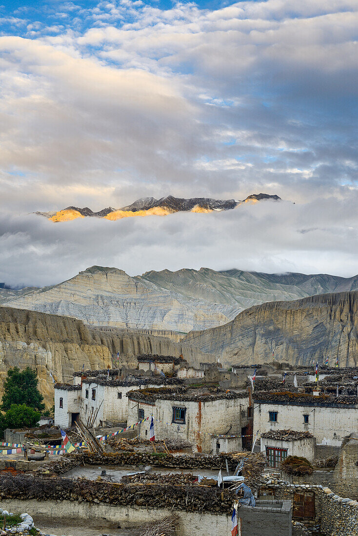 Tangge, tibetische Ortschaft mit buddhistischem Kloster im Kali Gandaki Tal, dem tiefsten Tal der Welt, Mustang, Nepal, Himalaya, Asien