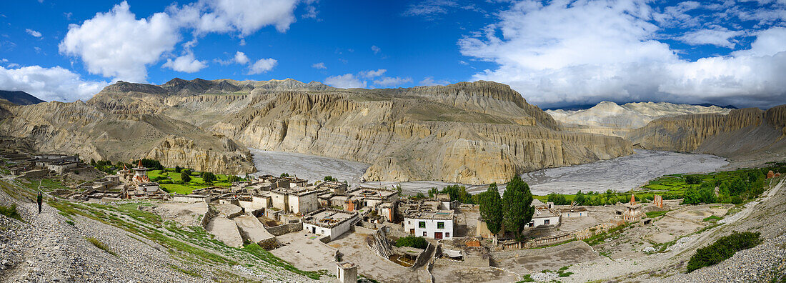 Tangge, tibetian village with a buddhist Gompa in the Kali Gandaki valley, the deepest valley in the world, fertile fields are only possible in the high desert due to a elaborate irrigation system, Mustang, Nepal, Himalaya, Asia