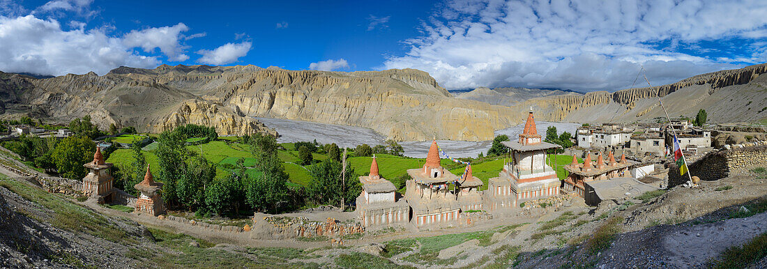 Tangge, tibetische Ortschaft mit buddhistischem Kloster im Kali Gandaki Tal, dem tiefsten Tal der Welt, fruchtbare Felder gibt es in der Hochw?ste nur durch ein ausgekl?geltes Bew?sserungssystem, Mustang, Nepal, Himalaya, Asien