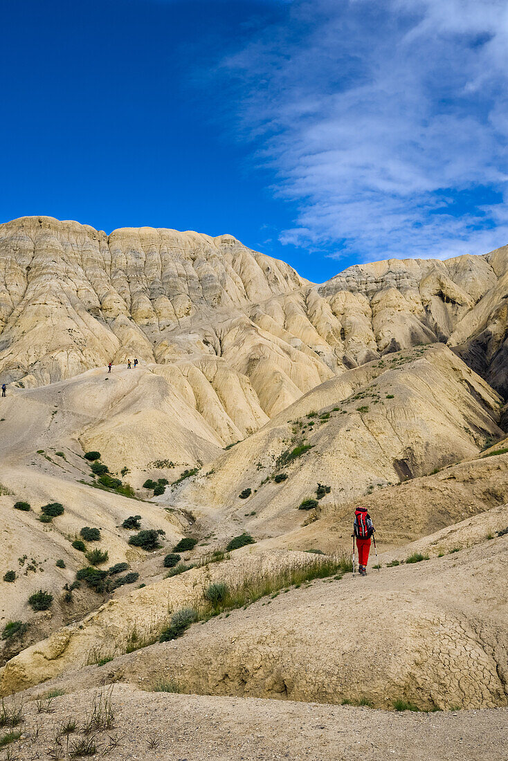 Junge Frau, Wanderer, Trekker in surrealer Landschaft typisch fuer das Mustang in der Hochwueste um das Kali Gandaki Tal, dem tiefsten Tal der Welt, Mustang, Nepal, Himalaya, Asien