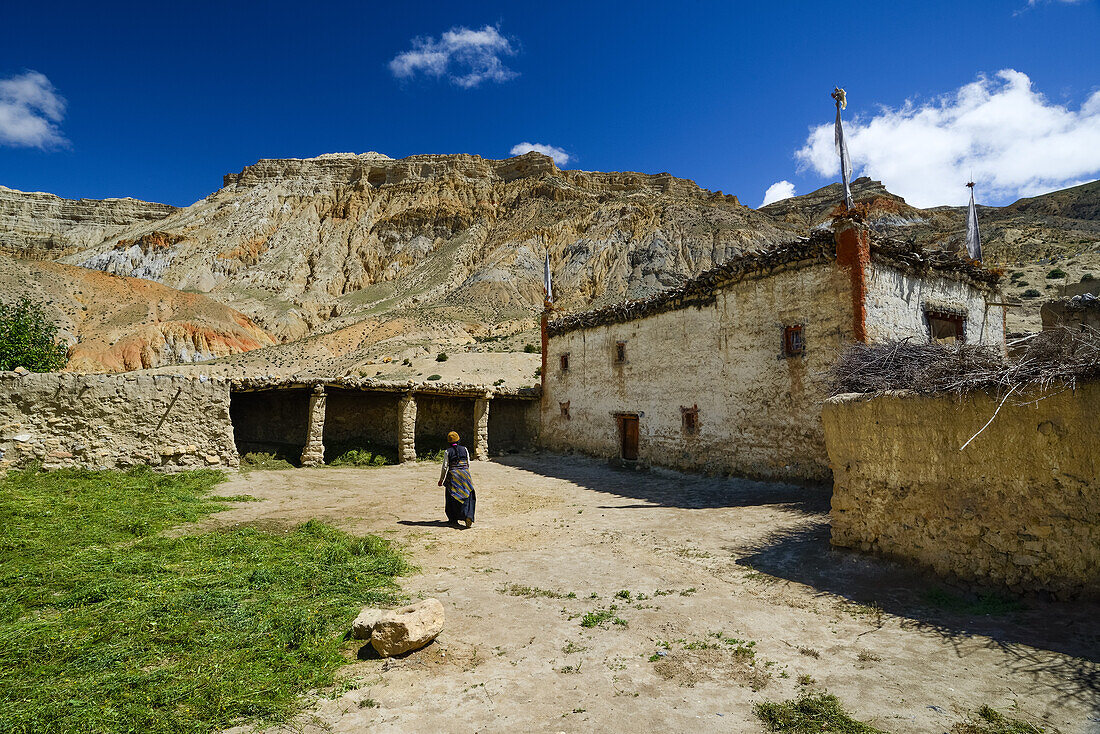 Gara , Yara auf 4600 m, tibetische Ortschaft mit buddhistischem Kloster am Kali Gandaki Tal, dem tiefsten Tal der Welt, fruchtbare Felder gibt es in der Hochwueste nur durch ein ausgekluegeltes Bewaesserungssystem, Mustang, Nepal, Himalaya, Asien